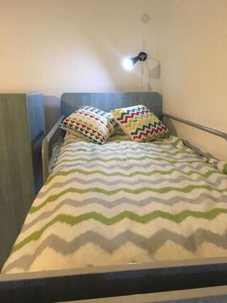 Хостелы Rolling Stone Hostel Брашов Кровать в общем номере для мужчин и женщин с 10 кроватями-2